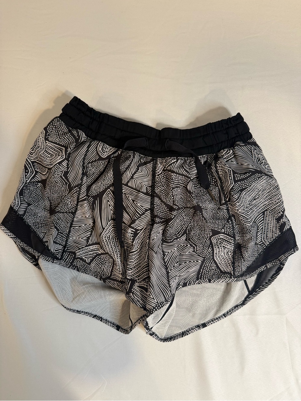 Lululemon Tracker Short V 4" Mid Rise Black White Dot Geometric Print – Size 4